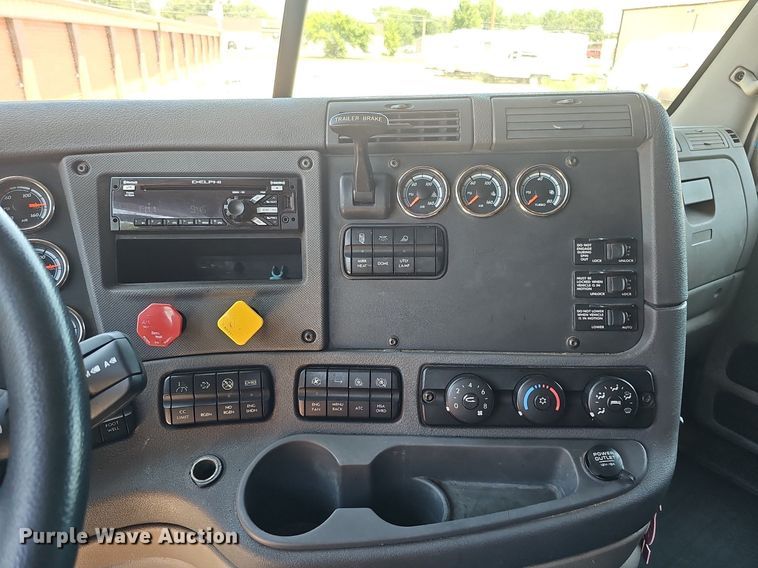 image for item DQ0121 2016 Freightliner Cascadia Evolution  semi truck