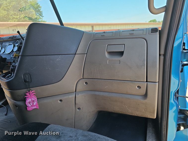 image for item DQ0121 2016 Freightliner Cascadia Evolution  semi truck