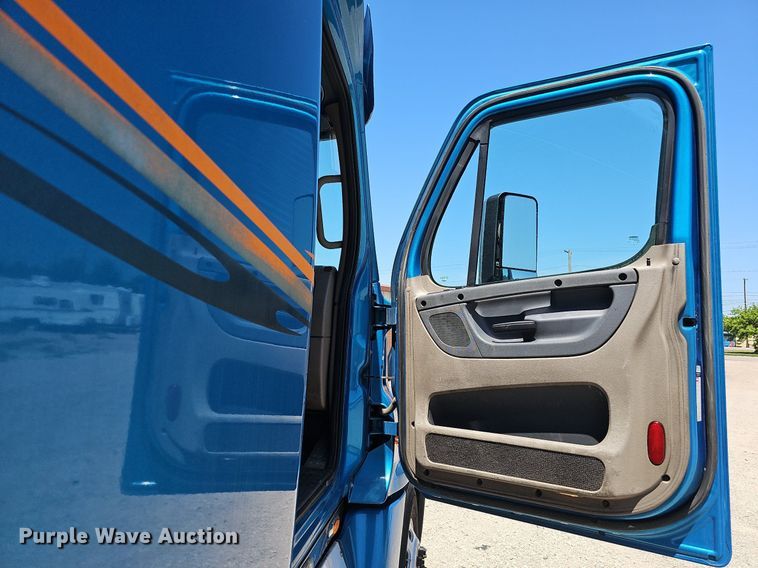 image for item DQ0121 2016 Freightliner Cascadia Evolution  semi truck