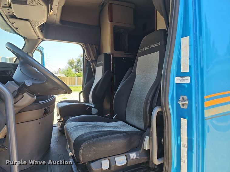 image for item DQ0121 2016 Freightliner Cascadia Evolution  semi truck