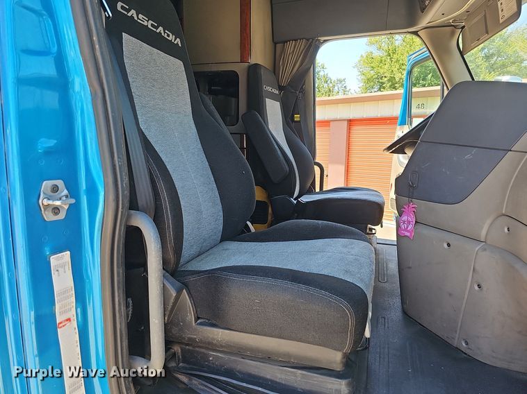 image for item DQ0121 2016 Freightliner Cascadia Evolution  semi truck