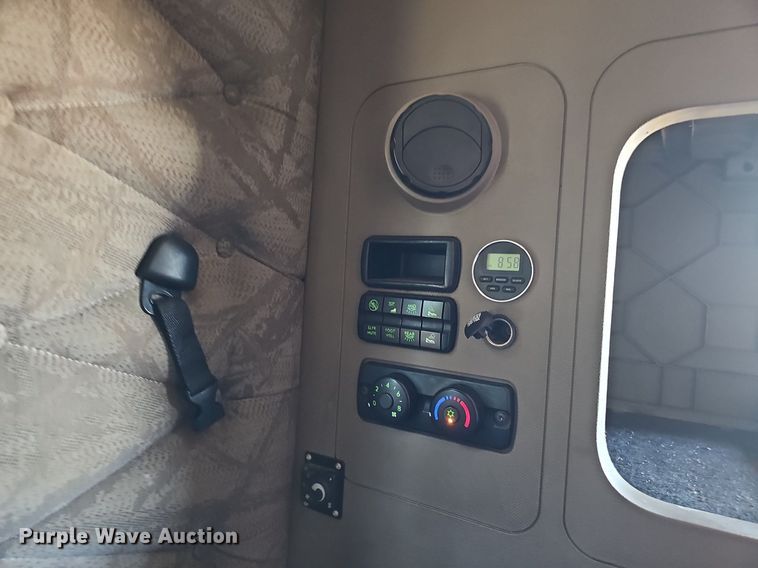 image for item DQ0121 2016 Freightliner Cascadia Evolution  semi truck