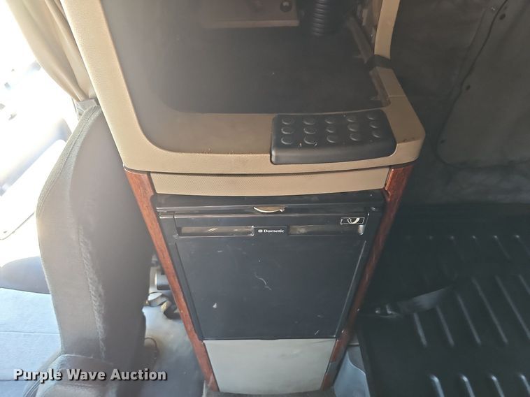 image for item DQ0121 2016 Freightliner Cascadia Evolution  semi truck