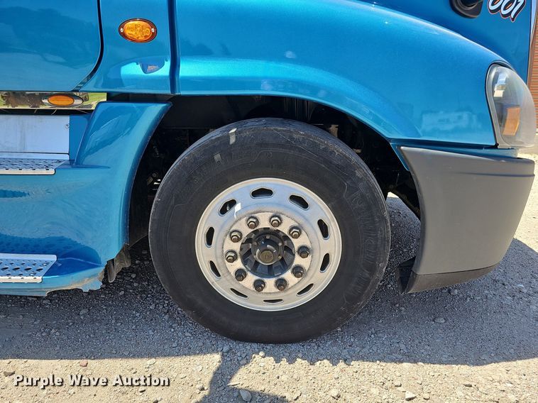 image for item DQ0121 2016 Freightliner Cascadia Evolution  semi truck