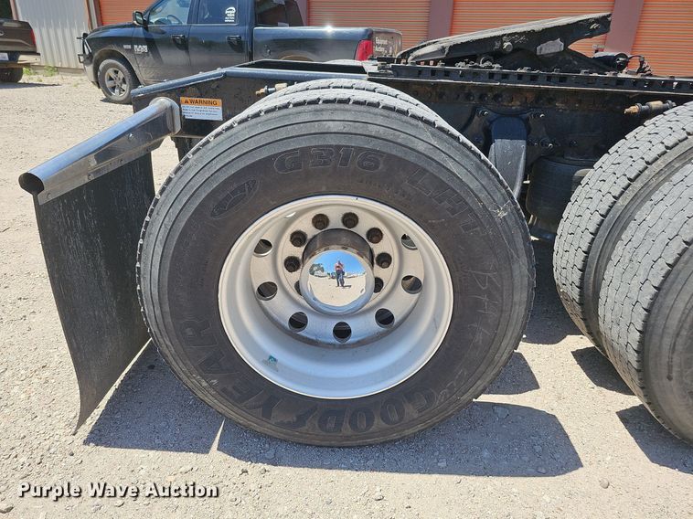 image for item DQ0121 2016 Freightliner Cascadia Evolution  semi truck