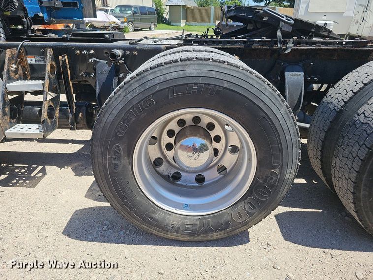 image for item DQ0121 2016 Freightliner Cascadia Evolution  semi truck