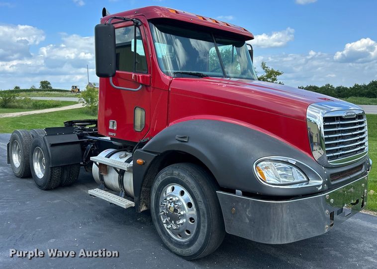 image for item DQ0844 2006 Freightliner Columbia  semi truck