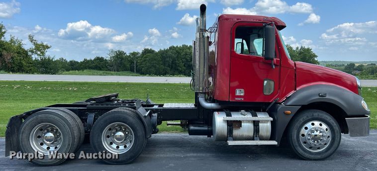 image for item DQ0844 2006 Freightliner Columbia  semi truck