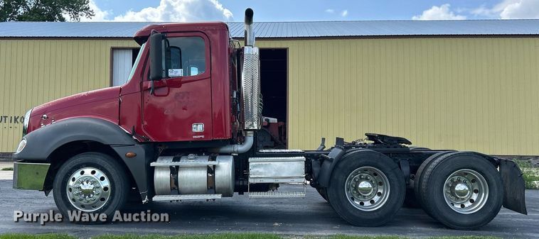 image for item DQ0844 2006 Freightliner Columbia  semi truck