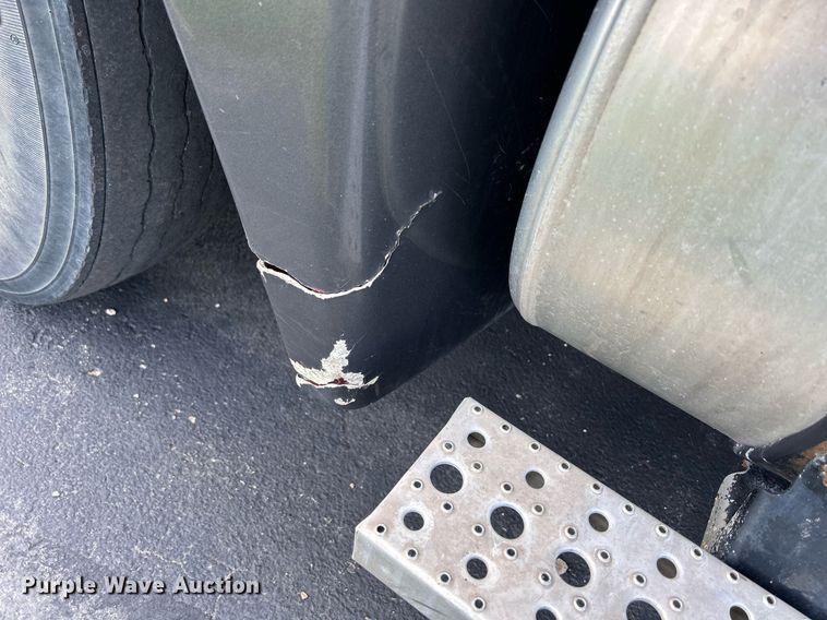 image for item DQ0844 2006 Freightliner Columbia  semi truck