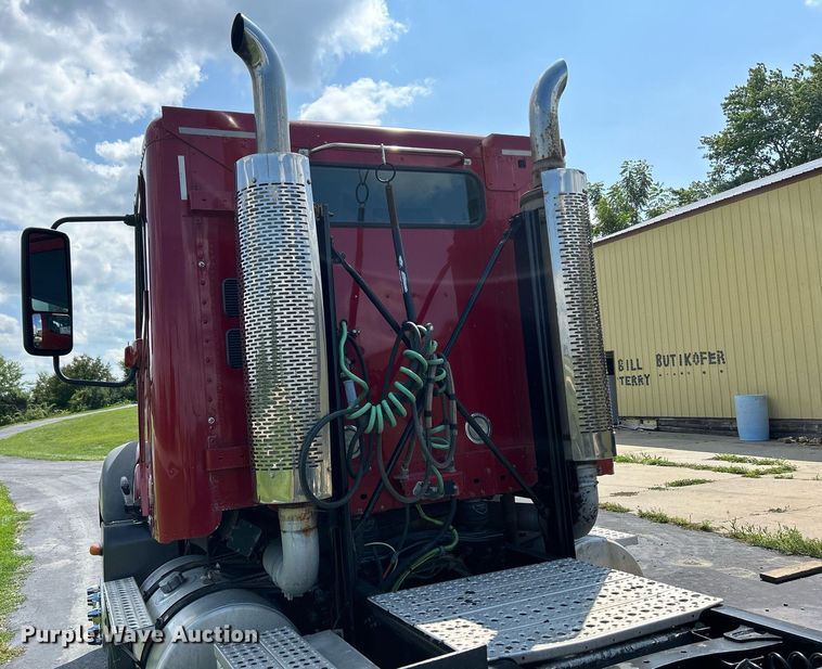 image for item DQ0844 2006 Freightliner Columbia  semi truck
