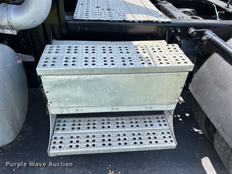 image for item DQ0844 2006 Freightliner Columbia  semi truck