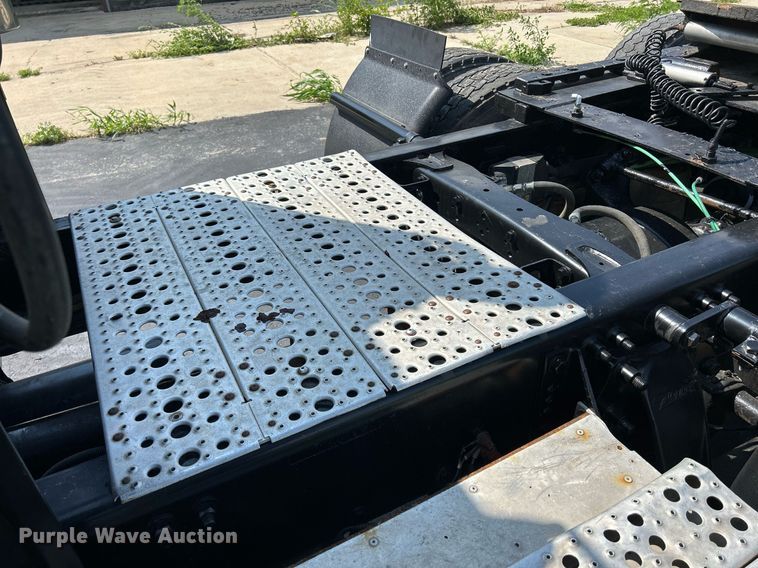 image for item DQ0844 2006 Freightliner Columbia  semi truck