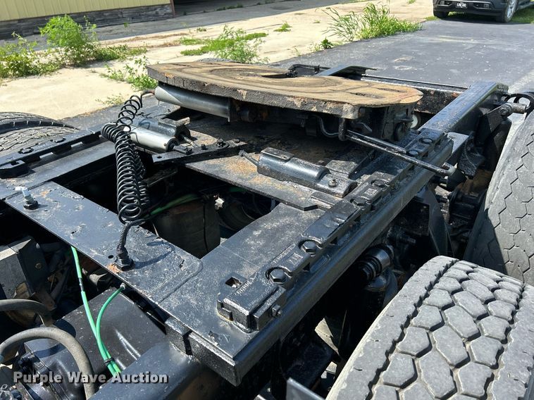 image for item DQ0844 2006 Freightliner Columbia  semi truck