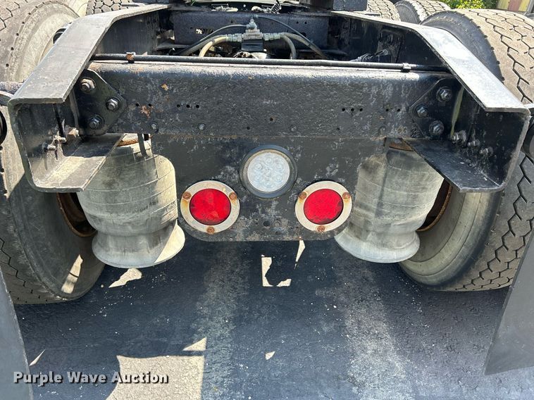 image for item DQ0844 2006 Freightliner Columbia  semi truck