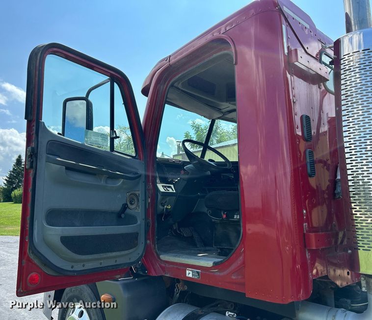 image for item DQ0844 2006 Freightliner Columbia  semi truck