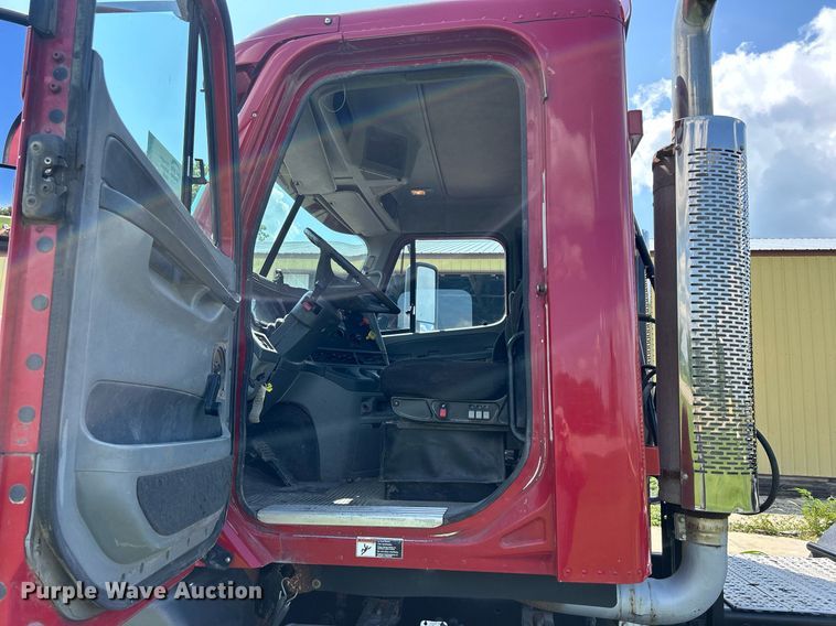 image for item DQ0844 2006 Freightliner Columbia  semi truck