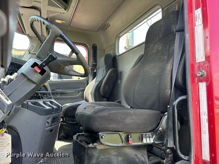 image for item DQ0844 2006 Freightliner Columbia  semi truck