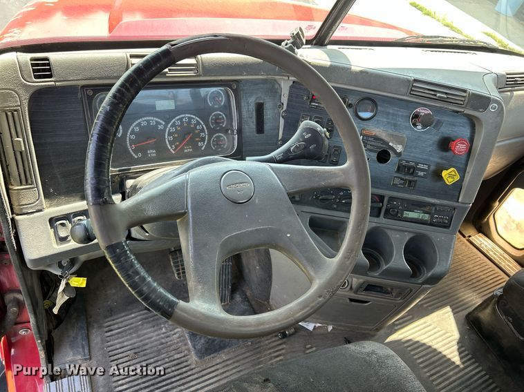 image for item DQ0844 2006 Freightliner Columbia  semi truck