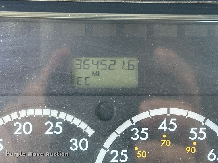 image for item DQ0844 2006 Freightliner Columbia  semi truck