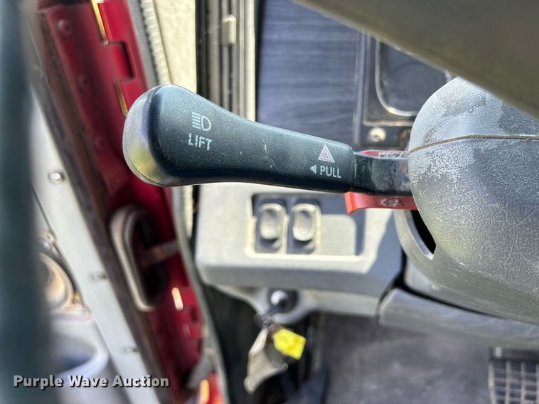 image for item DQ0844 2006 Freightliner Columbia  semi truck