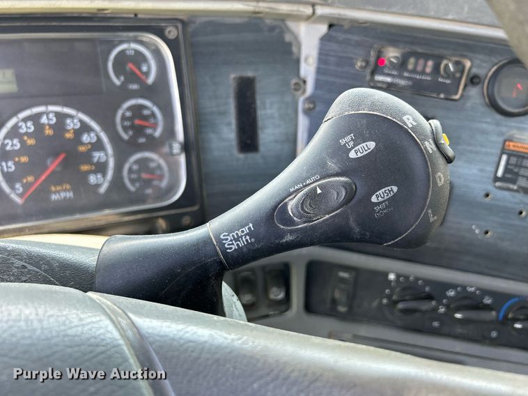 image for item DQ0844 2006 Freightliner Columbia  semi truck