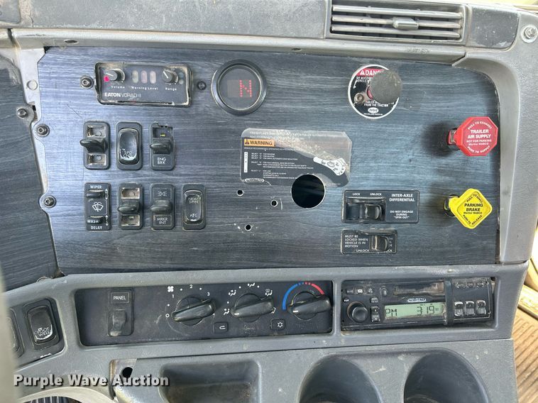 image for item DQ0844 2006 Freightliner Columbia  semi truck