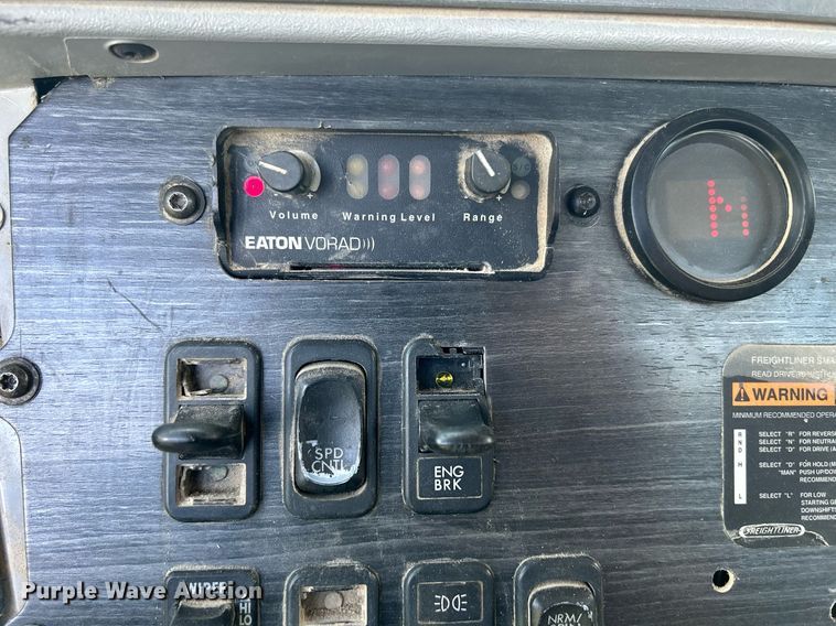 image for item DQ0844 2006 Freightliner Columbia  semi truck