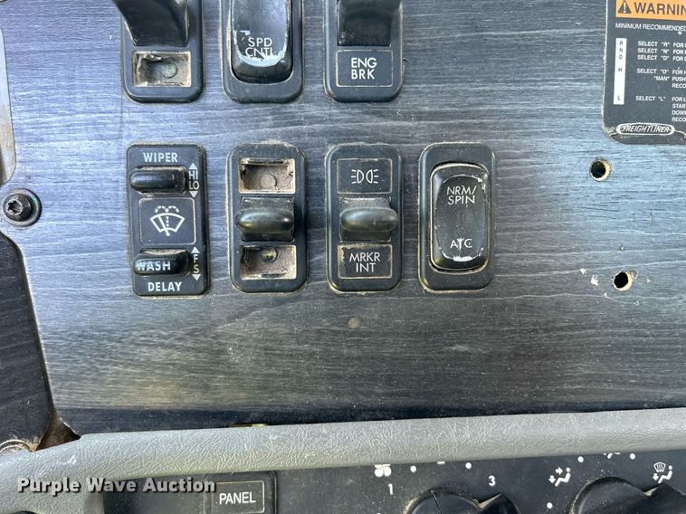 image for item DQ0844 2006 Freightliner Columbia  semi truck