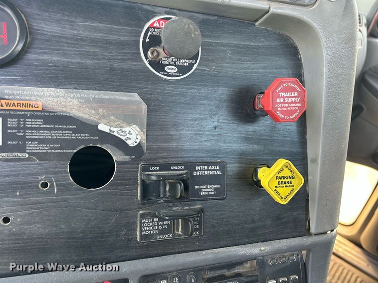 image for item DQ0844 2006 Freightliner Columbia  semi truck