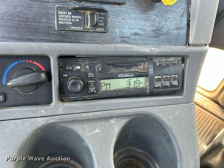 image for item DQ0844 2006 Freightliner Columbia  semi truck