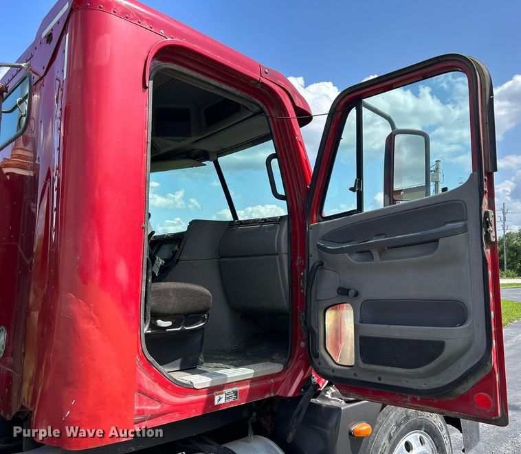 image for item DQ0844 2006 Freightliner Columbia  semi truck