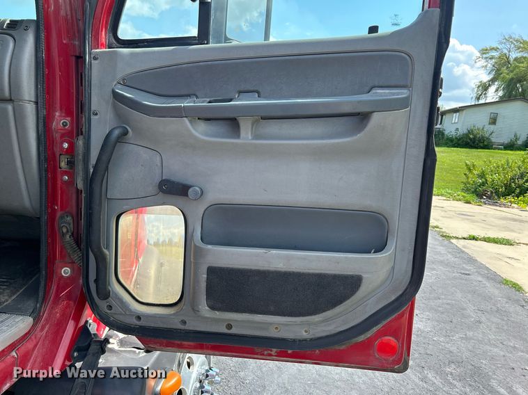 image for item DQ0844 2006 Freightliner Columbia  semi truck