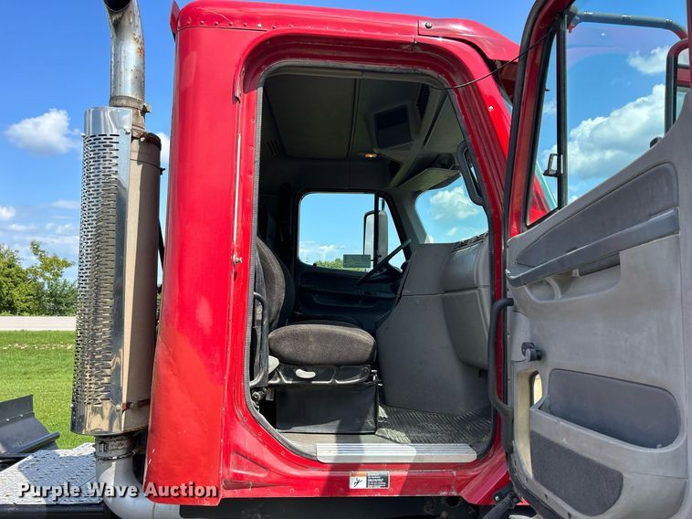 image for item DQ0844 2006 Freightliner Columbia  semi truck