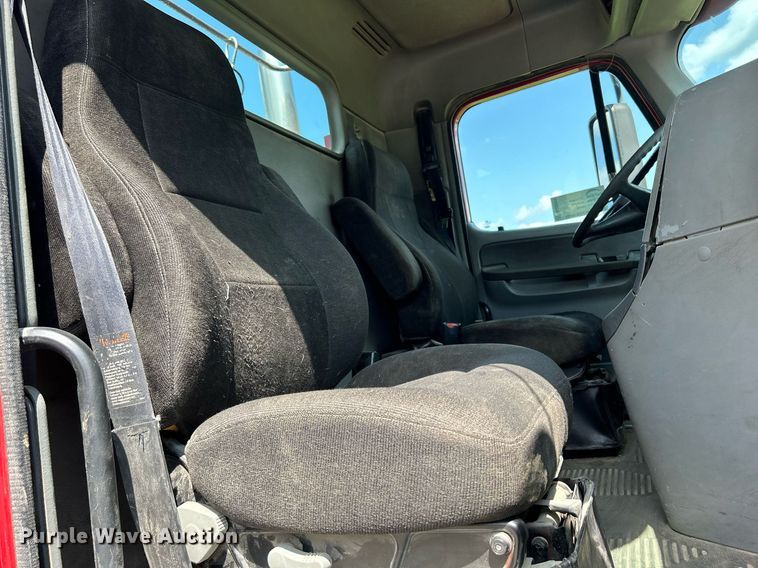 image for item DQ0844 2006 Freightliner Columbia  semi truck