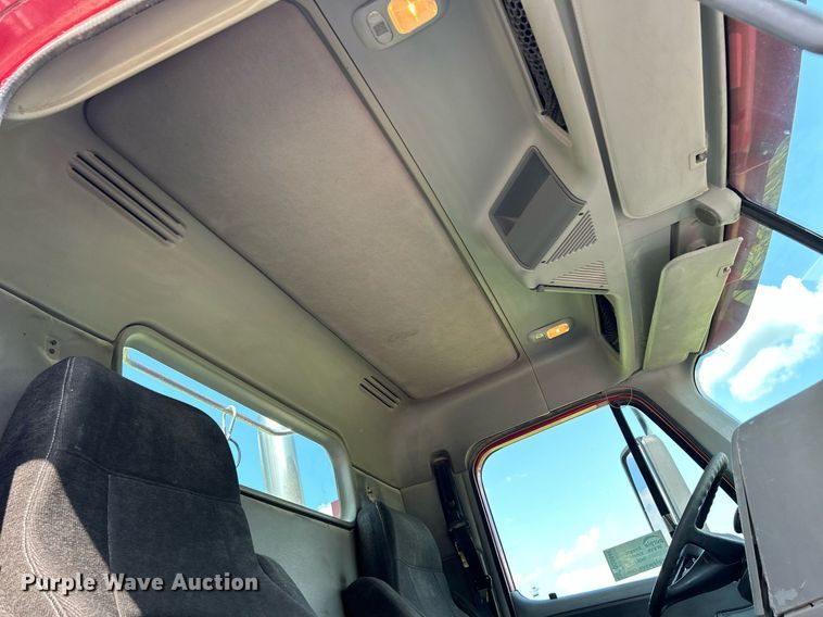 image for item DQ0844 2006 Freightliner Columbia  semi truck