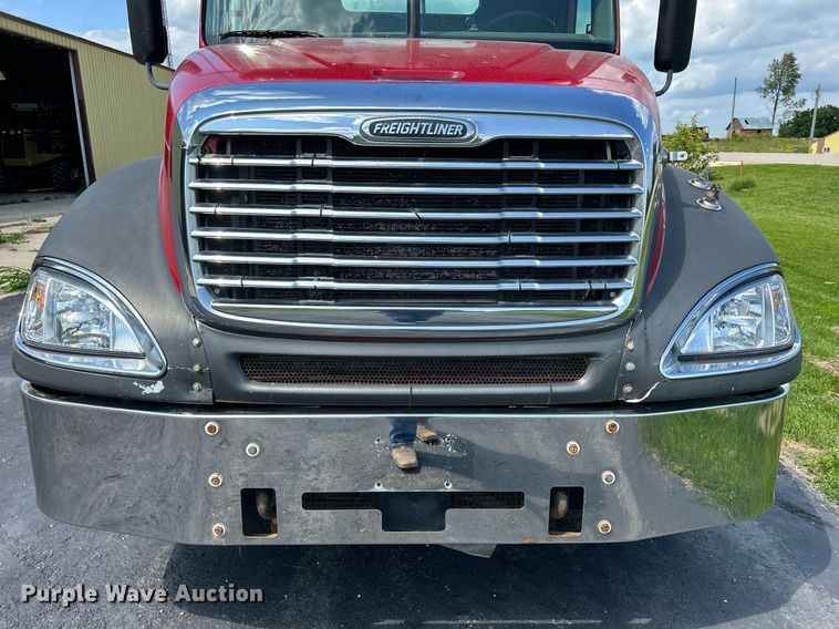 image for item DQ0844 2006 Freightliner Columbia  semi truck