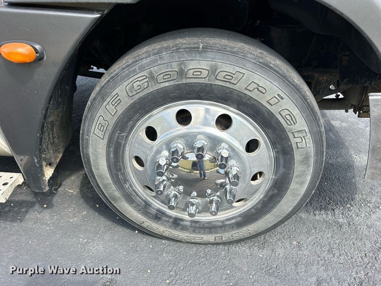 image for item DQ0844 2006 Freightliner Columbia  semi truck