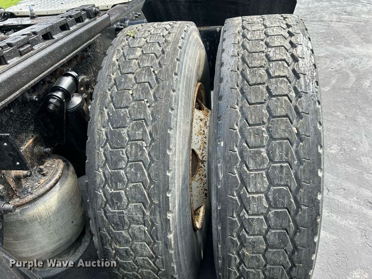 image for item DQ0844 2006 Freightliner Columbia  semi truck