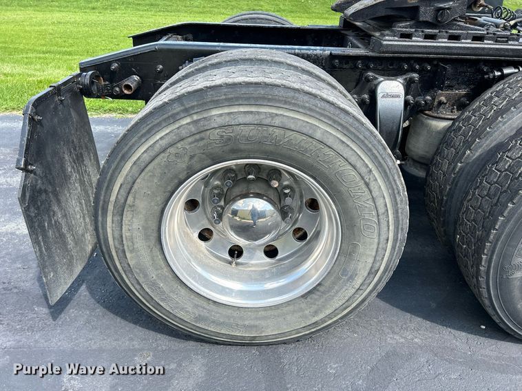 image for item DQ0844 2006 Freightliner Columbia  semi truck