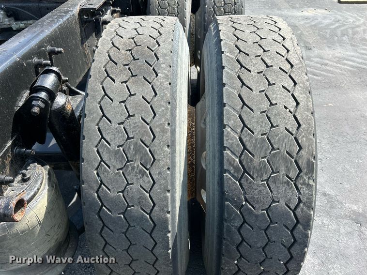 image for item DQ0844 2006 Freightliner Columbia  semi truck