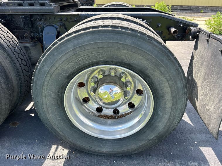 image for item DQ0844 2006 Freightliner Columbia  semi truck