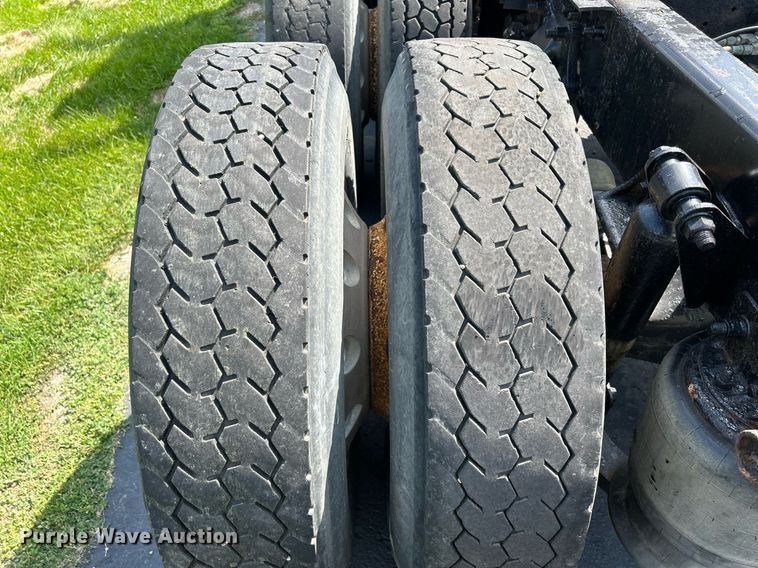 image for item DQ0844 2006 Freightliner Columbia  semi truck