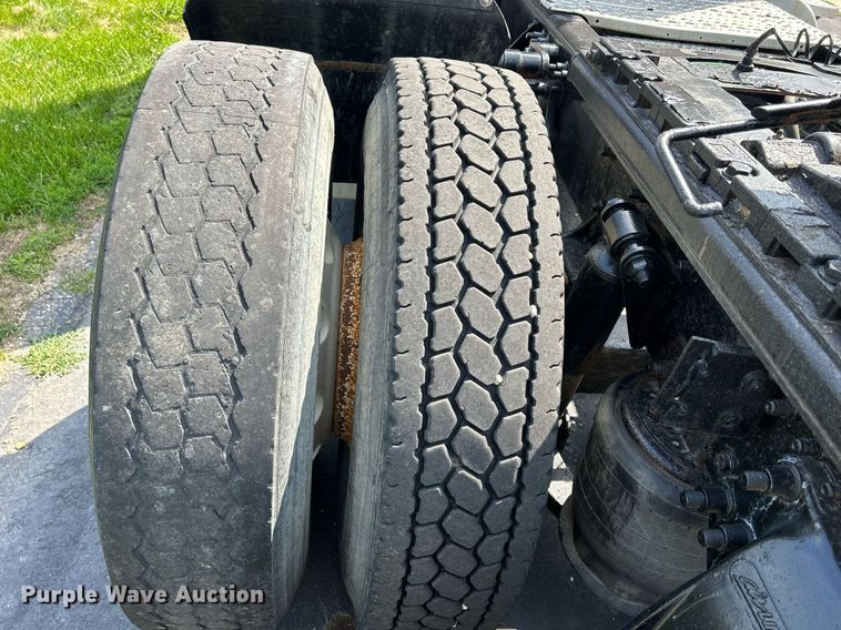 image for item DQ0844 2006 Freightliner Columbia  semi truck