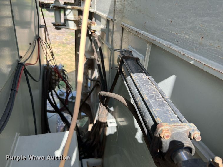 image for item DQ2125 2013 Mertz 101893543  sand silo trailer