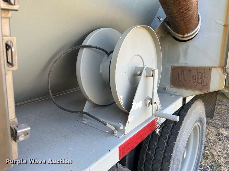 image for item DQ2125 2013 Mertz 101893543  sand silo trailer