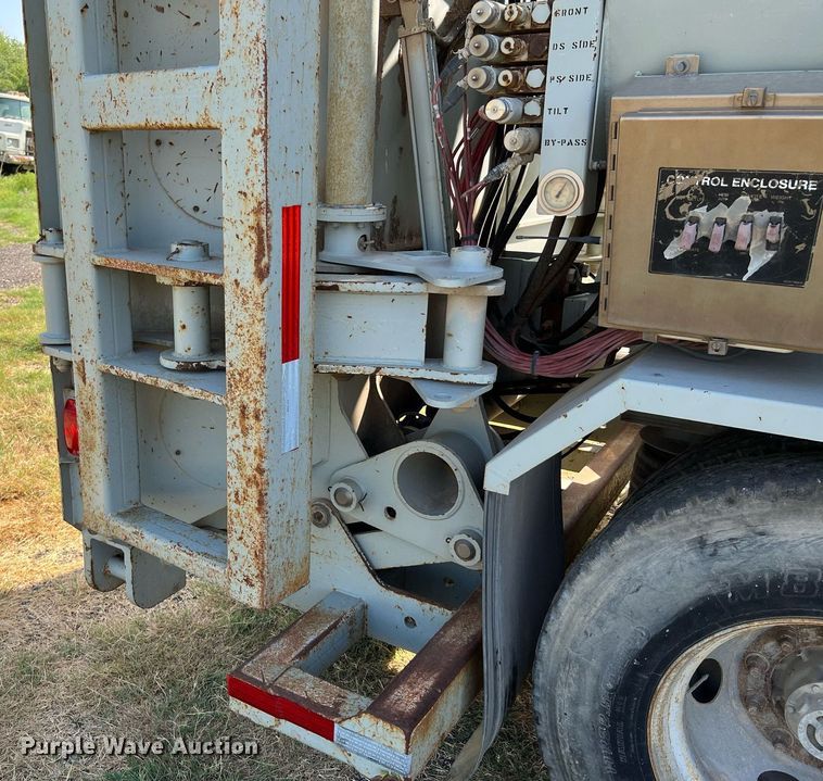 image for item DQ2125 2013 Mertz 101893543  sand silo trailer