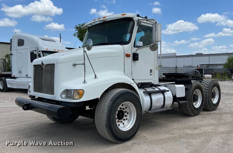 image for item DQ2130 2000 International 9100i  semi truck