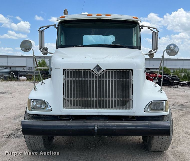 image for item DQ2130 2000 International 9100i  semi truck