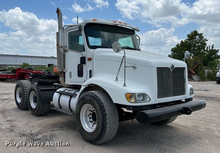 image for item DQ2130 2000 International 9100i  semi truck